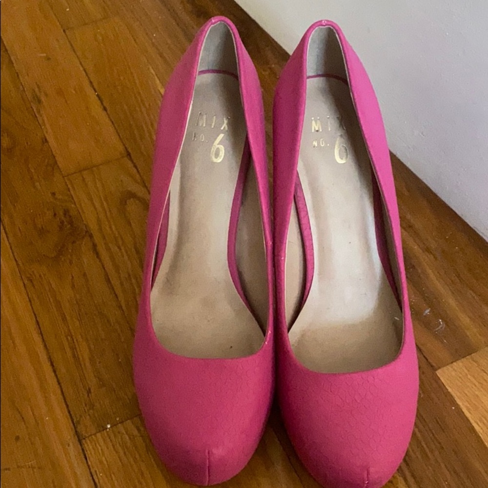 beautiful heels!! worn only once!! LOOKS NEW!
